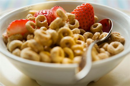 Cereal and strawberries in a bowl Stock Photo - Premium Royalty-Free, Code: 659-01852561
