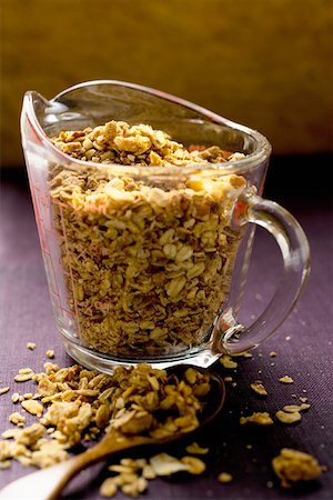 Muesli croquant dans une cruche de mesure Photographie de stock - Premium Libres de Droits, Code: 659-01852571