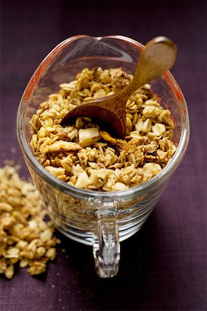 Muesli croquant avec une cuillère de bois dans une cruche de mesure Photographie de stock - Premium Libres de Droits, Code: 659-01852573