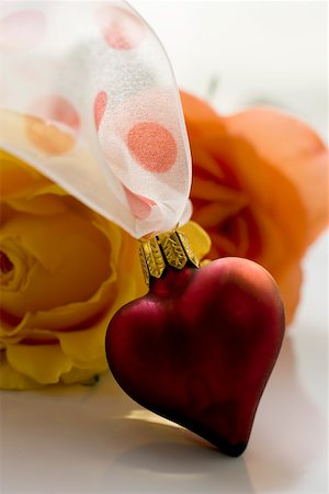 symbol present - Symbols of love: heart and roses Stock Photo - Premium Royalty-Free, Code: 659-01852590