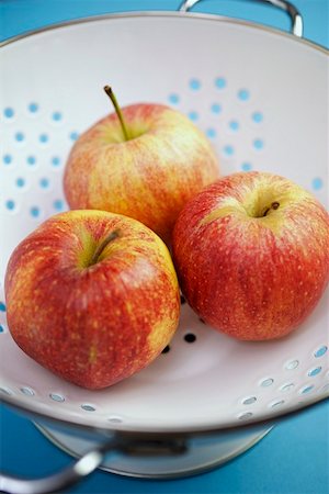 Three apples in a colander Stock Photo - Premium Royalty-Free, Code: 659-01852671