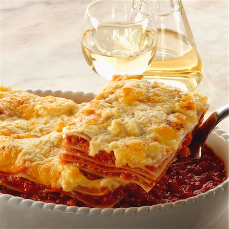 placa de mármol - A Serving of Lasagne with White Wine Foto de stock - Sin royalties Premium, Código: 659-01852789
