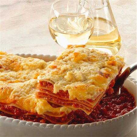 platte (fläche) - Eine Portion Lasagne mit Weißwein Stockbilder - Premium RF Lizenzfrei, Bildnummer: 659-01852789