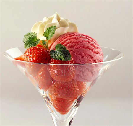 fruit sundae - Strawberry ice cream sundae Foto de stock - Sin royalties Premium, Código: 659-01852781