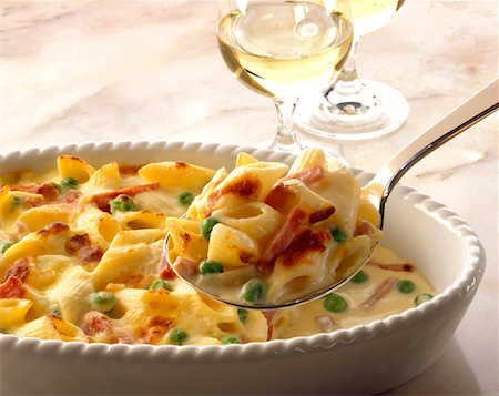 simsearch:659-01861293,k - Baked tortellini in creamy cheese sauce Foto de stock - Royalty Free Premium, Número: 659-01852794