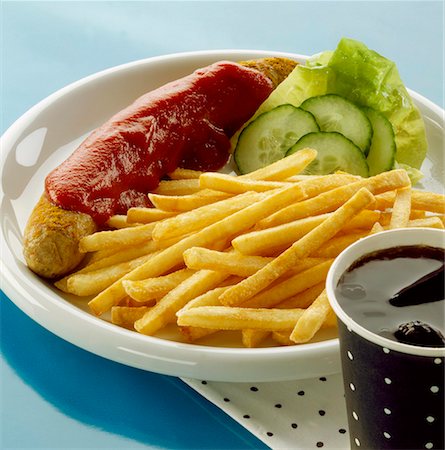 Currywurst (saucisse au curry) avec frites Photographie de stock - Premium Libres de Droits, Code: 659-01852866