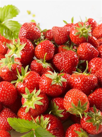 pile of leaves picture - A heap of fresh strawberries Stock Photo - Premium Royalty-Free, Code: 659-01852878