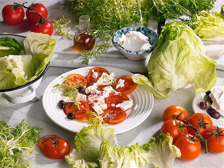 Salade de tomates au fromage de chèvre Photographie de stock - Premium Libres de Droits, Code: 659-01852895