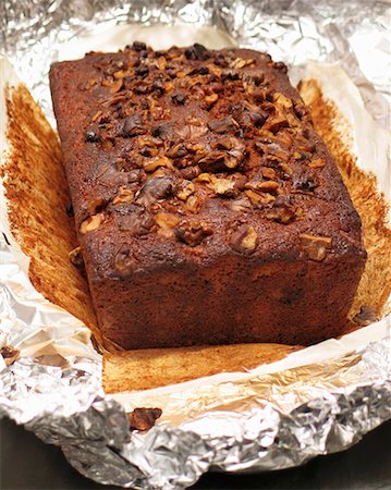 Banana and walnut cake baked in aluminium foil Stock Photo - Premium Royalty-Free, Code: 659-01852959