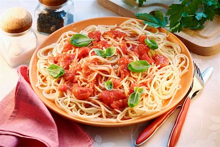 spaghettisauce - Spaghetti mit Tomaten und Basilikum Stockbilder - Premium RF Lizenzfrei, Bildnummer: 659-01853035