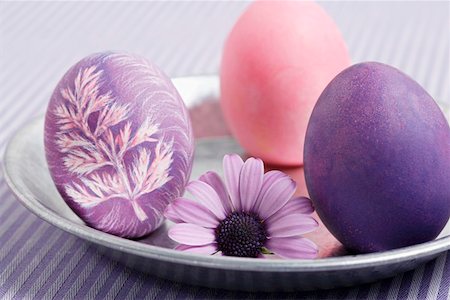 dimorphotheca - Three coloured Easter eggs with flower on a plate Stock Photo - Premium Royalty-Free, Code: 659-01853099