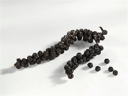 Bunches of black peppercorns Fotografie stock - Premium Royalty-Free, Codice: 659-01853141