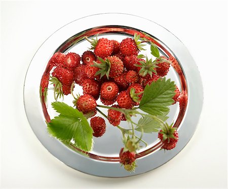 strawberry leaf - Wild strawberries on a silver plate Stock Photo - Premium Royalty-Free, Code: 659-01853163