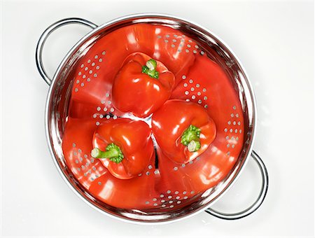 simsearch:659-01853376,k - Three red peppers in a colander Foto de stock - Sin royalties Premium, Código: 659-01853179