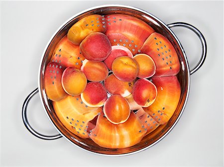 sieve - Apricots in a colander Stock Photo - Premium Royalty-Free, Code: 659-01853185