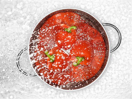 red bell pepper above - Peppers in a colander being sprayed with water Stock Photo - Premium Royalty-Free, Code: 659-01853188