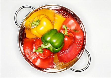 simsearch:659-01857336,k - 4 Poivrons (rouge, jaune, vert) dans une passoire Photographie de stock - Premium Libres de Droits, Code: 659-01853180