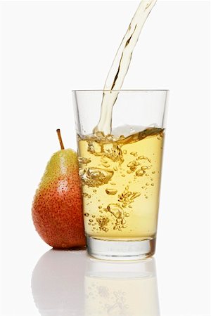 simsearch:659-03531672,k - Pouring pear juice into a glass & pear Foto de stock - Sin royalties Premium, Código: 659-01853181