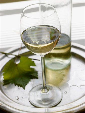 simsearch:659-06155761,k - Un verre de vin blanc avec la bouteille sur un plateau Photographie de stock - Premium Libres de Droits, Code: 659-01853227