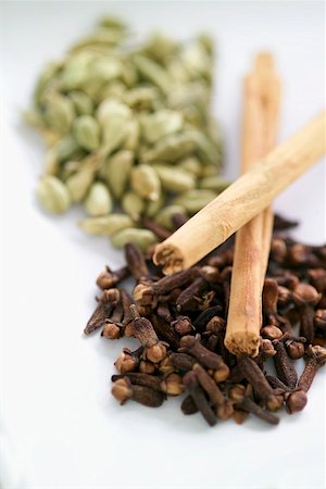 Cloves, cinnamon sticks and cardamom Stock Photo - Premium Royalty-Free, Code: 659-01853222