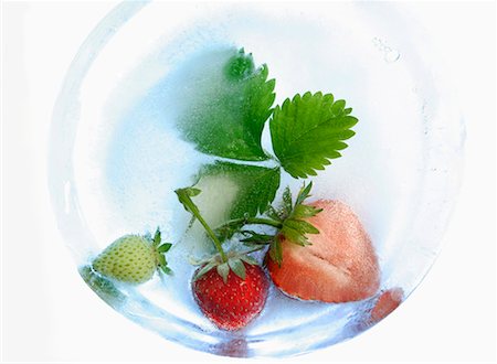 Strawberries with leaves in ice Foto de stock - Sin royalties Premium, Código: 659-01853297