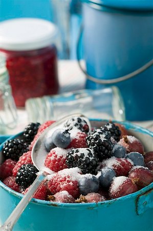 Baies mélangées avec du sucre pour la confiture Photographie de stock - Premium Libres de Droits, Code: 659-01853320