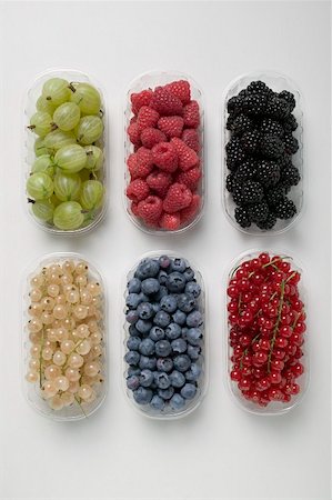 simsearch:659-01861028,k - Six plastic punnets of different berries Foto de stock - Sin royalties Premium, Código: 659-01853338