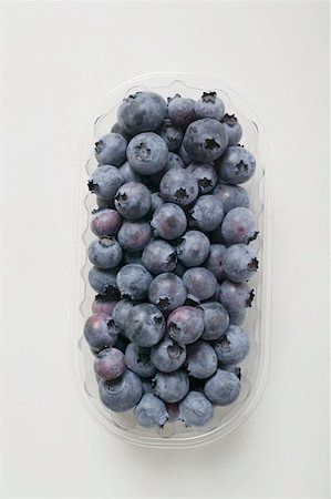 simsearch:659-01859030,k - Fresh blueberries in a plastic punnet Foto de stock - Sin royalties Premium, Código: 659-01853331