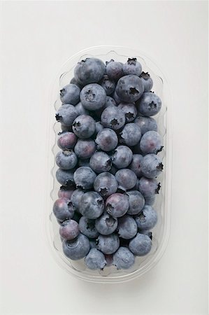 simsearch:659-01857965,k - Fresh blueberries in a plastic punnet Foto de stock - Sin royalties Premium, Código: 659-01853331