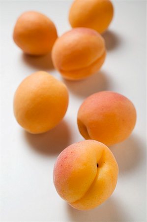 simsearch:659-01847344,k - Six apricots Foto de stock - Sin royalties Premium, Código: 659-01853342