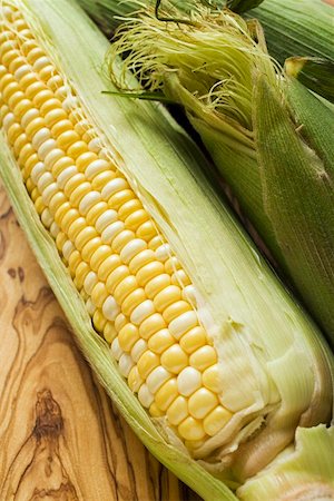 simsearch:659-01854541,k - Corn cobs with husks on a wooden board Stock Photo - Premium Royalty-Free, Code: 659-01853367