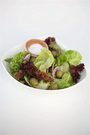 Mixed salad leaves with cucumber, olives and onions Foto de stock - Sin royalties Premium, Código: 659-01853439