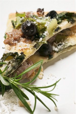 Flatbread with olives, mince, chard and Parmesan Foto de stock - Sin royalties Premium, Código: 659-01853459
