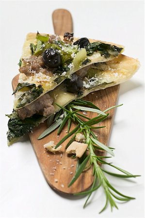 Flatbread with olives, mince, chard and Parmesan Foto de stock - Sin royalties Premium, Código: 659-01853460