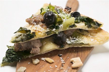 Flatbread with olives, mince, chard and Parmesan Foto de stock - Sin royalties Premium, Código: 659-01853462
