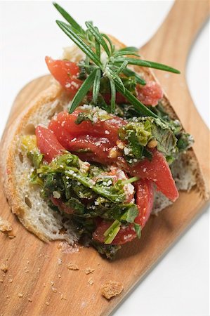 Bette à carde et tomates sur pain blanc Photographie de stock - Premium Libres de Droits, Code: 659-01853479