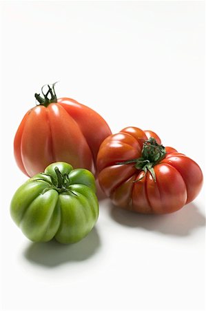 simsearch:659-01845551,k - Un vert et deux tomates beefsteak rouge Photographie de stock - Premium Libres de Droits, Code: 659-01853489