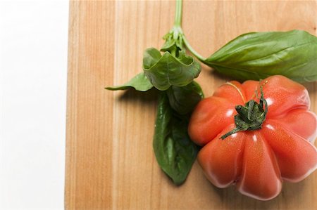 simsearch:659-03521206,k - Basilic et tomates beefsteak rouge Photographie de stock - Premium Libres de Droits, Code: 659-01853495