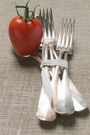 simsearch:659-01847217,k - Une tomate avec fourchettes et cuillers Photographie de stock - Premium Libres de Droits, Code: 659-01853507