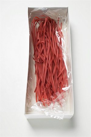 simsearch:659-01847344,k - Red tagliatelle in packaging Foto de stock - Sin royalties Premium, Código: 659-01853543