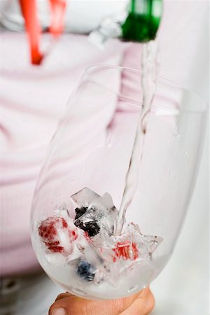 simsearch:659-01848940,k - Pouring champagne onto berry ice cubes in glass Foto de stock - Sin royalties Premium, Código: 659-01853552