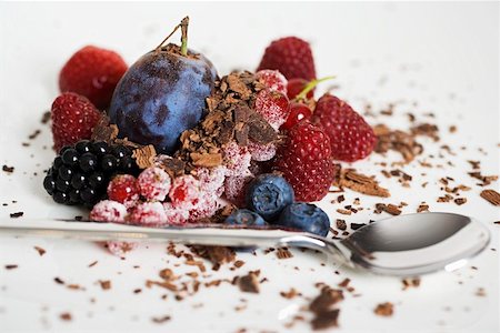 Mixed berries with chocolate shavings Stock Photo - Premium Royalty-Free, Code: 659-01853565