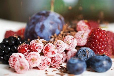 Mixed berries with chocolate shavings Stock Photo - Premium Royalty-Free, Code: 659-01853563