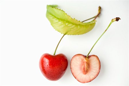 simsearch:659-01853581,k - A halved cherry with leaf Foto de stock - Sin royalties Premium, Código: 659-01853581