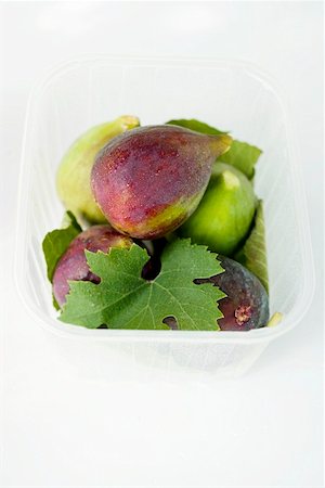 simsearch:659-01844913,k - Plusieurs figues avec feuilles en barquette plastique Photographie de stock - Premium Libres de Droits, Code: 659-01853605