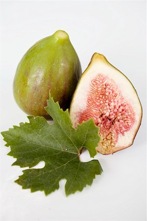 simsearch:659-03525956,k - One whole and one half fig with leaf Stock Photo - Premium Royalty-Free, Code: 659-01853608