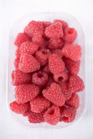 simsearch:659-01857965,k - Raspberries in plastic punnet Foto de stock - Sin royalties Premium, Código: 659-01853622