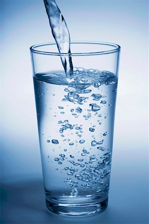 simsearch:659-07597787,k - Verser un verre d'eau minérale Photographie de stock - Premium Libres de Droits, Code: 659-01853717