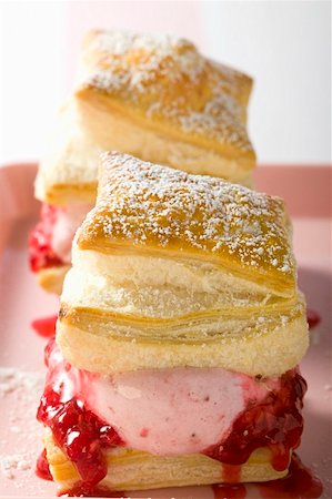 simsearch:659-01861766,k - Puff pastries filled with raspberry ice cream & raspberry sauce Fotografie stock - Premium Royalty-Free, Codice: 659-01853726