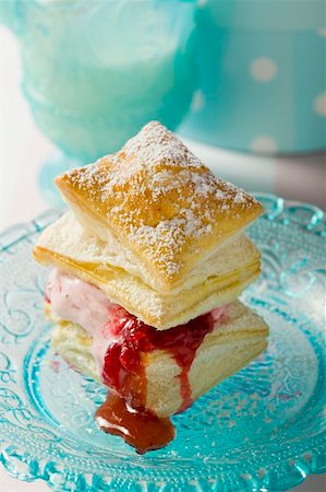 simsearch:659-01861766,k - Puff pastry filled with raspberry ice cream & raspberry sauce Fotografie stock - Premium Royalty-Free, Codice: 659-01853727